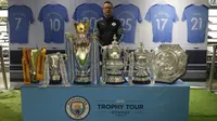 Paul Dickov bersama trofi yang diraih Manchester City pada musim 2018-19. (Bola.com/Aditya Wicaksono)