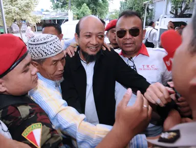 Penyidik KPK, Novel Baswedan (jas hitam) disambut saat tiba di depan masjid di sekitar kediaman di kawasan Kelapa Gading, Jakarta, Kamis (22/2). Novel kembali dalam proses pemulihan sambil menunggu operasi tahap kedua. (Liputan6.com/Helmi Fithriansyah)