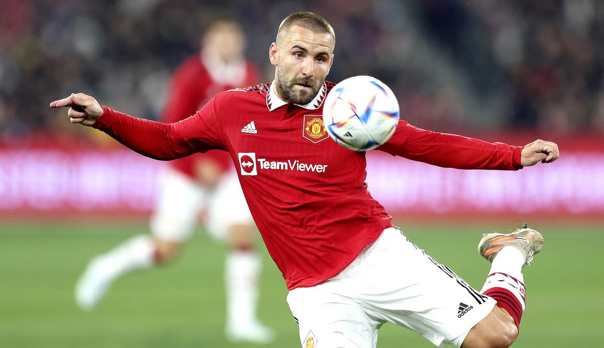 <p>Luke Shaw menjadi lubang di lini pertahanan Manchester United kala berhadapan dengan Brighton &amp; Hove Albion. Area yang dijaga Shaw acap kali menjadi awal serangan Brighton. (AFP/George Salpigtidis)</p>