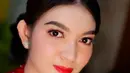 Dengan riasan wajah yang clean, Selvi Ananda tampil dengan lipstik merah yang sesuai dengan kebaya berpayetnya. [@makeupbyprisca]