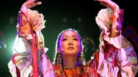 Penyanyi China ini ketahuan lipsync akibat terbalik ketika pegang mic