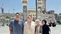 Istri Menteri Perekonomian dan Menteri Olahraga saat menjalankan ibadah umrah. [@yanti.airlangga]