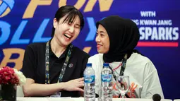 Pemain Red Sparks, Yeum Hye-seon (kiri) tertawa saat bercanda dengan Megawati Hangestri Pertiwi saat konferensi pers jelang laga Fun Volleyball 2024 melawan Indonesia All Stars di Hotel Mulia, Senayan, Jakarta, Jumat (19/04/2024). (Bola.com/Bagaskara Lazuardi)