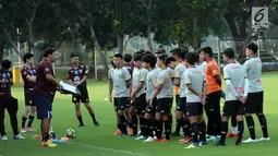 Pelatih Timnas Thailand U-23. Worrawoot Srimakha memberi arahan jelang latihan di Lapangan B Kompleks GBK, Jakarta, Selasa (29/5). Timnas Thailand U-23 akan melakoni uji coba lawan Indonesia U-23 pada 31 Mei dan 3 Juni. (Liputan6.com/Helmi Fithriansyah)