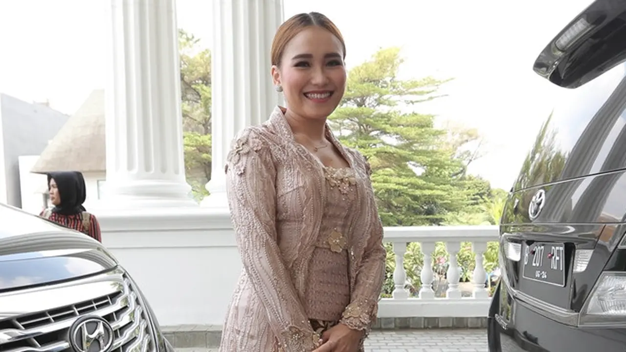 7 Potret Gaya Ayu Ting Ting Saat Hadir di Pernikahan Tania Nadira, Bikin Pangling