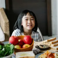 Ilustrasi seorang anak yang makan makanan bergizi (pexels.com).