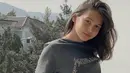 Aktris berdarah Amerika Serikat ini memang memiliki wajah cantik dan manis. Dirinya kerap tampil casual saat berkegiatan sehari-hari. Salah satunya dengan kaos hitam. (Liputan6.com/IG/@sandrinna_11)