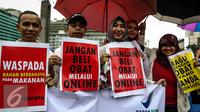 Peserta aksi membawa poster saat mengikuti kampanye Gerakan Peduli Obat dan Pangan Aman di kawasan Car Free Day Bundaran HI, Jakarta, Minggu (13/11). (Liputan6.com/Faizal Fanani)