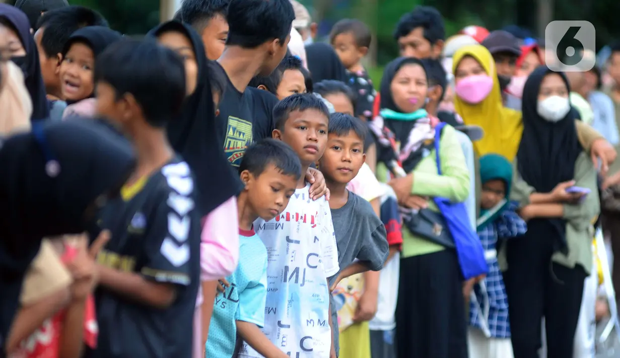 Pembagian takjil dilakkukan jelang waktu berbuka puasa selama bulan suci Ramadhan 1444 Hijriah. (merdeka.com/Arie Basuki)