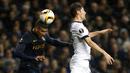 Pemain Spurs, Ben Davies (kanan), berebut bola dengan pemain Monaco, Nabil Dirar, dalam laga Grup J Liga Europa yang berlangsung di Stadion White Hart Lane, London, Inggris, Kamis (10/12/2015). (AFP/Ian Kington)