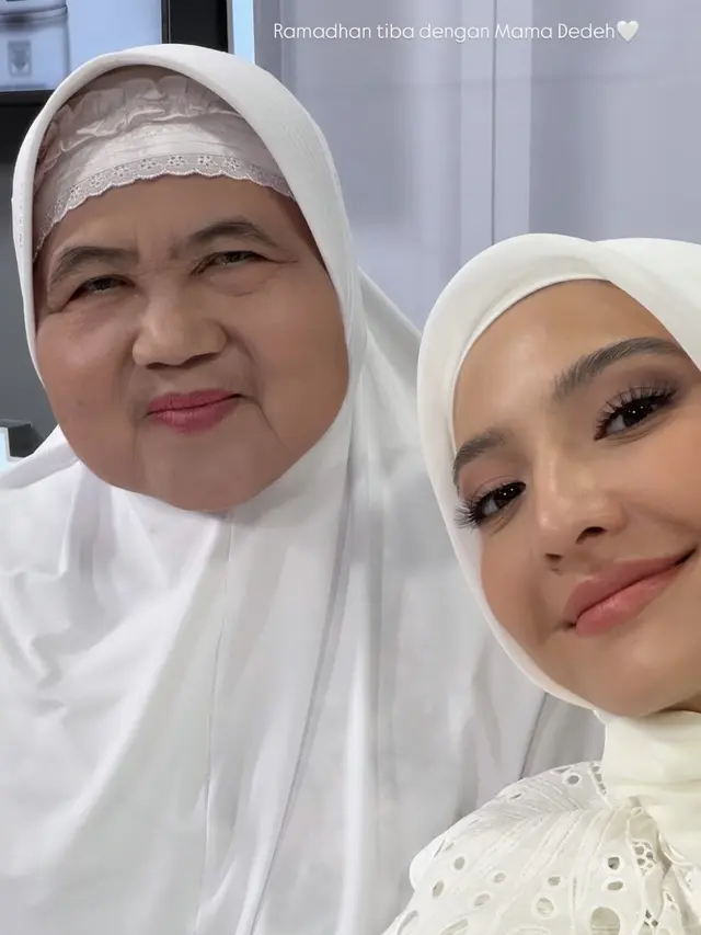 Raline Shah selfie bareng Mama Dedeh kompak baju putih. [@ralineshah]