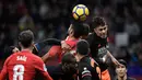 Pemain Atletico Madrid berebut bola di udara dengan pemain Valencia saat pertandingan Liga Spanyol di stadion Wanda Metropolitano, Madrid (4/2). Atas kemenangan ini Atletico Madrid kian menjauh dari Valencia dan Real Madrid. (AFP Photo/Gabriel Bouys)