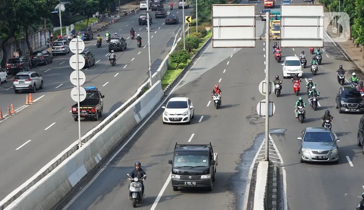 Pengendara sepeda motor melintasi Jalan Layang Non-Tol (JLNT) Kampung Melayu-Tanah Abang di Jakarta, Selasa (9/6/2020). Kurangnya penindakan pelanggar lalu lintas menyebabkan sebagian pemotor nekat menerobos JLNT, meskipun perilaku tersebut membahayakan keselamatan. (Liputan6.com/Immanuel Antonius)