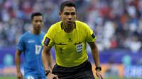 Wasit asal Thailand, Sivakorn Pu-udom. (Bola.com/Dok.AFP/KARIM JAAFAR).
