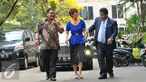 Penyanyi Dangdut, Inul Daratista bersama pengacara Hotman Paris Hutapea tiba di Polda Metro Jaya, Jakarta, Jumat (13/11). Inul melaporkan pengacara Andar Situmorang terkait pernyataan bahwa inul memiliki anak haram. (Liputan6.com/Faisal R Syam)
