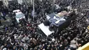 Peti mati yang membawa jenazah mantan Presiden Iran, Ali Akbar Hashemi Rafsanjani diiringi ribuan warga menuju tempat upacara pemakaman di Teheran, Iran (10/1). Semasa hidupnya Hashemi juga dikenal sebagai seorang politisi dan penulis. (AFP/Atta Kenare)