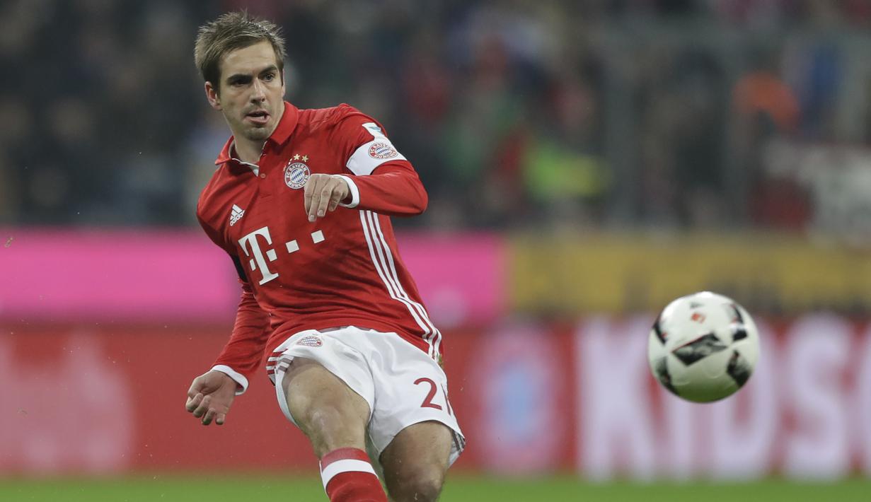 2. Philipp Lahm - Lahm merupakan salahsatu bek terbaik pemain serbabisa yang pernah dimiliki Bayer Munchen. Pemain asal Jerman ini mampu bermain sebagai bek kiri dan bek kanan serta menjadi gelandang bertahan di skuat Bayern Munchen. (AP Photo/Matthias Schrader)