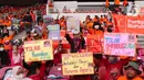 <p>Sejumlah buruh membawa poster saat mengikuti aksi bertajuk May Day Fiesta 2022 di Stadion Gelora Bung Karno (GBK), Senayan, Jakarta Pusat, Sabtu (14/5/2022). Dalam aksi kali ini, massa buruh membawa 18 tuntutan, di antaranya menolak omnibus law UU Cipta Kerja, wujudkan kedaulatan pangan dan dan menolak kenaikan Pajak Pertambahan Nilai (PPN). (Liputan6.com/Angga Yuniar)</p>