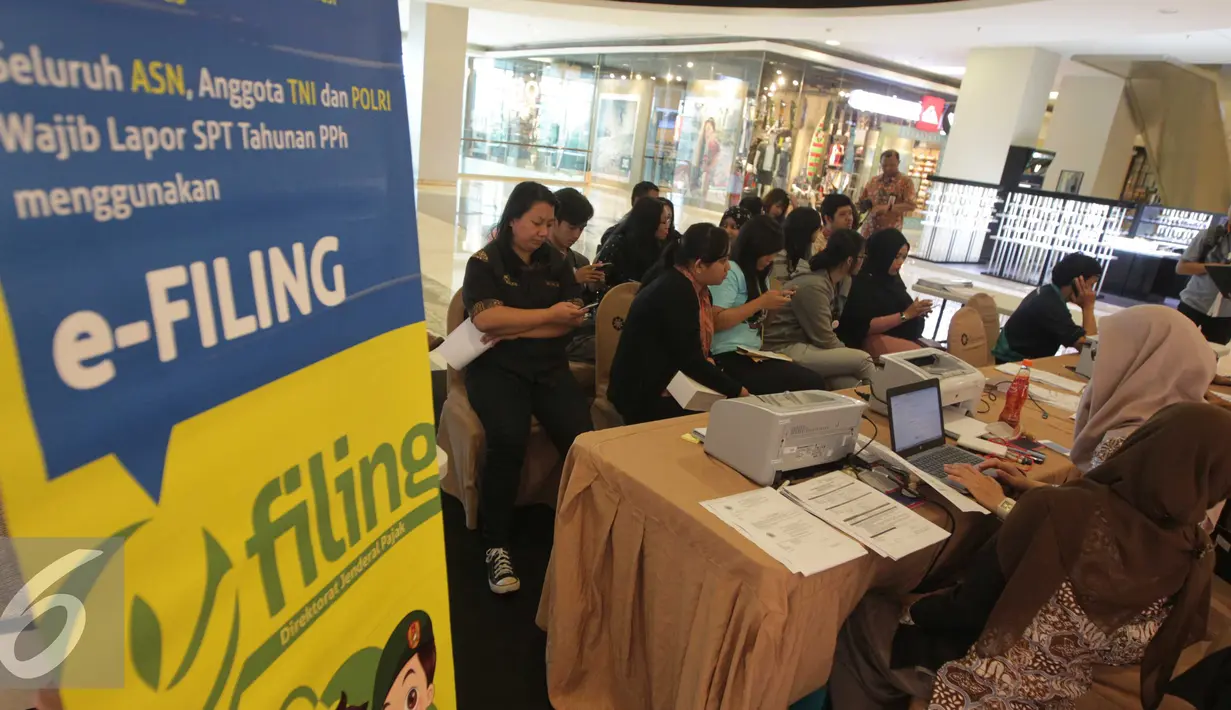 Masyarakat melakukan pendaftaran aktivasi pajak online di salah satu pusat perbelanjaan di Jakarta, Jumat (11/3). Realiasasi penerimaan pajak Januari-Februari 2016 baru mencapai Rp122,4 triliun. (Liputan6.com/Angga Yuniar)