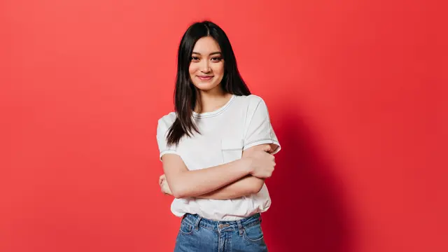 wanita oktober bersedekap