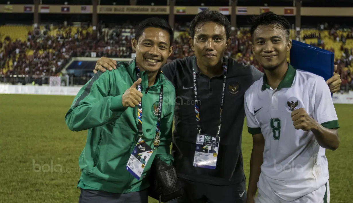 5. Meski tidak bermain, gelandang Timnas Indonesia, Evan Dimas tetap memberikan dukungan kepada rekan-rekannya yang berjuang melawan Vietnam. (Bola.com/Vitalis Yogi Trisna)