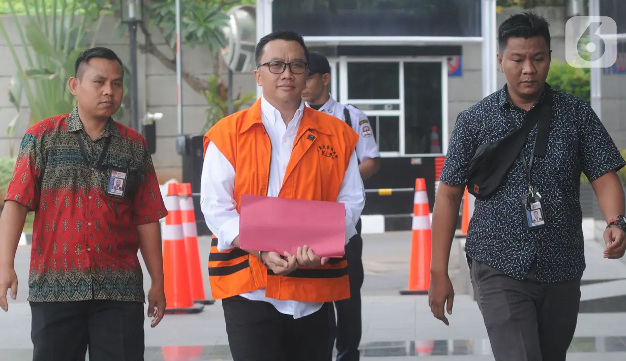 Mantan Menpora Imam Nahrawi (rompi oranye) tiba untuk pemeriksaan di Gedung KPK, Jakarta, Selasa (15/10/2019). Imam Nahrawi diperiksa perdana pascapenahanan untuk melengkapi berkas penyidikan asisten pribadinya, Miftahul Ulum dalam kasus suap dana hibah KONI dan gratifikasi (merdeka.com/Dwi Narwoko)