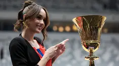 Selebritas Indonesia, Cinta Laura berfoto bersama dengan trofi Piala Dunia Basket atau sering disebut Naismith Trophy setelah peresmian Indonesia Arena pada Senin (07/08/2023) di Senayan, Jakarta. (Bola.com/Bagaskara Lazuardi)