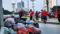Sejumlah kader DPC PDI Perjuangan (PDIP) Depok yang menitipkan sampah di Kantor Wali Kota Depok Mohammad Idris. (Liputan6.com/Dicky Agung Prihanto)