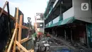 Pekerja mengerjakan pembangunan proyek revitalisasi pasar Ciputat yang sudah tak baik untuk transaksi jual beli, Tangerang Selatan, Jumat (4/9/2020). Pasar Ciputat akan diubah seperti pusat perbelanjaan pasar rakyat yang modern dengan kosep masih tetap pasar tradisional. (merdeka.com/Dwi Narwoko)