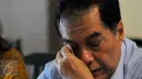Anggota keluarga Allya Siska Nadya menangis saat menggelar konferensi pers terkait kasus Klinik chiropractic di Jakarta, (08/01). Allya meninggal setelah menjalani terapi di klinik chiropractic kawasan Pondok Indah. (Liputan6.com/Faisal R Syam)