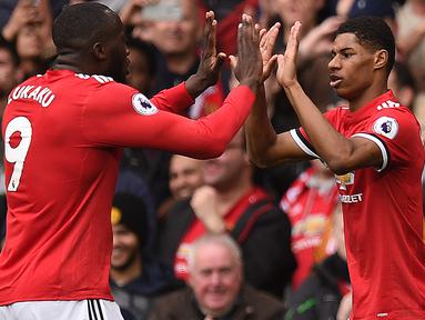Striker Manchester United, Marcus Rashford merayakan gol yang dicetaknya ke gawang Liverpool pada laga Premier League di Stadion Old Trafford, Manchester, Sabtu (10/3/2018). MU menang 2-1 atas Liverpool. (AFP/Oli Scarff)