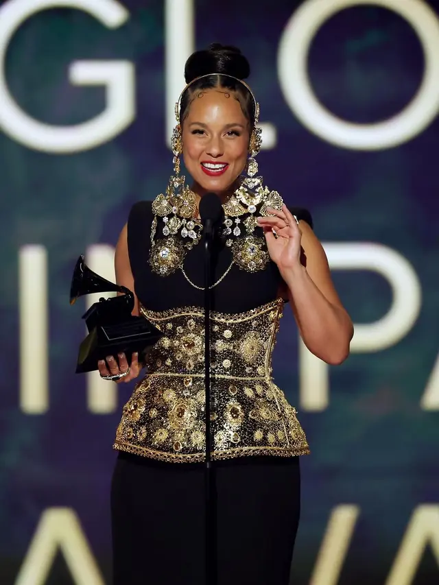 Tren Gaun Gold di Grammy Awards 2025, dari Beyonce, Sabrina Carpenter, hingga Paris Hilton