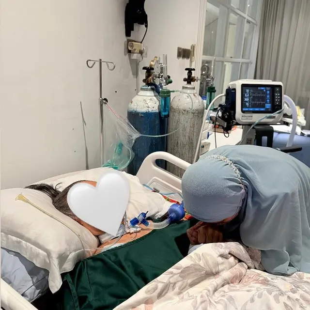 6 Potret Kakak Alya Rohali Pamit Umrah ke Ibunda Sebelum Meninggal, Dengar Suara Ibu