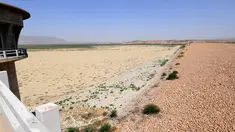 Foto pada 13 Juli 2017 memperlihatkan kondisi bendungan El-Haouareb yang mengalami kekeringan di dekat Kairouan, sekitar 160 km selatan Tunis, Tunisia. Wilayah ini mengalami kekeringan parah yang disebabkan oleh kemarau berkepanjangan. (FETHI BELAID/AFP)