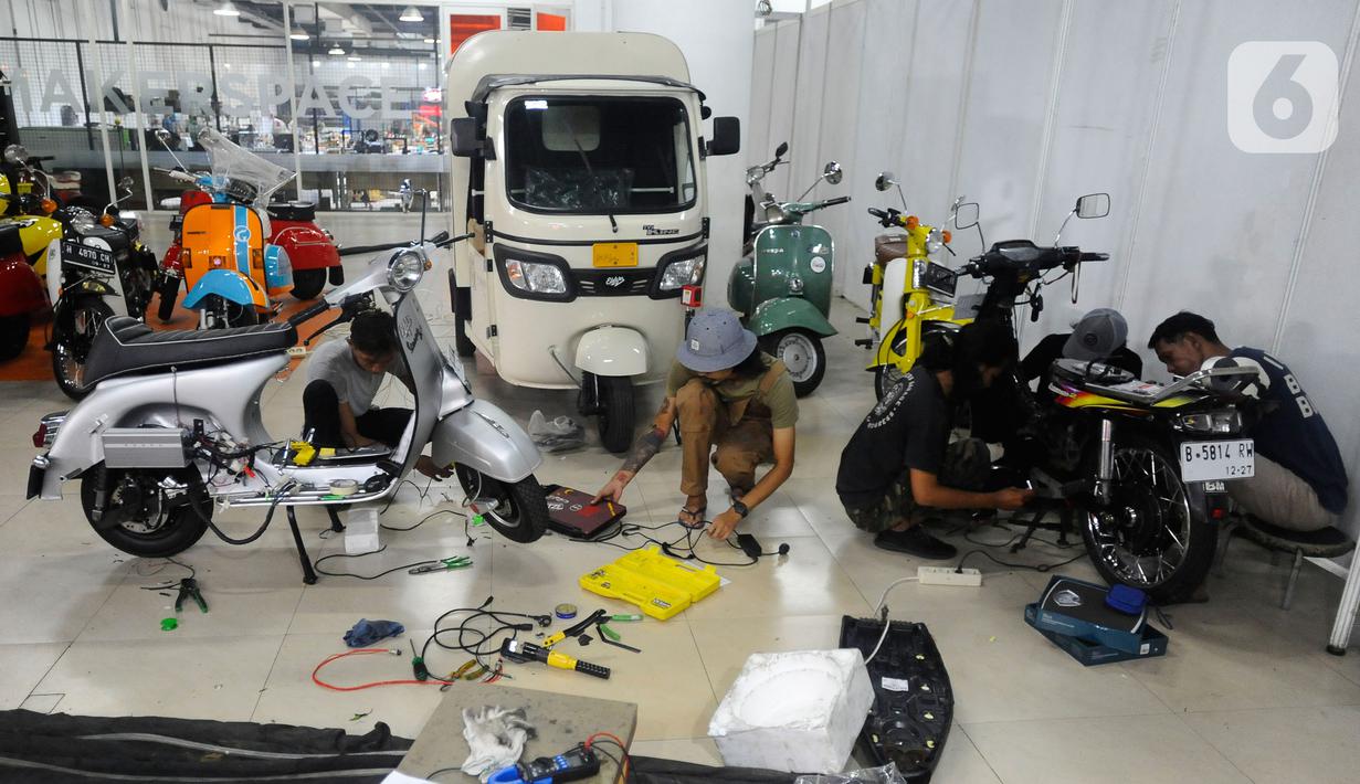 Mekanik menyelesaikan proses konversi motor listrik pada bengkel Elders Garage di basement Gedung Smesco, Jakarta, Selasa (20/12/20222). Konversi motor konvensional bermesin bensin ke listrik menjadi salah satu kebijakan yang dikeluarkan pemerintah. Untuk mempercepat tren elektrifikasi, pemerintah mendorong program konversi dengan memberikan subsidi Rp 6,5 juta.
(merdeka.com/Arie Basuki)