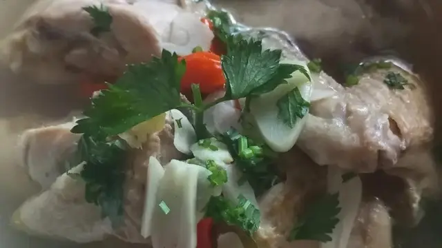 Resep ayam kukus jahe kuah pedas. (dok. Cookpad @wwdyning)