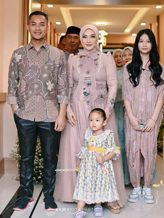 Zaskia memadukan gaun ini dengan hijab sederhana berbahan tulle yang dilengkapi pita sebagai aksen. Hijab tersebut serasi dengan gaunnya, menciptakan harmoni dalam keseluruhan penampilan.  [@zaskia_gotix].