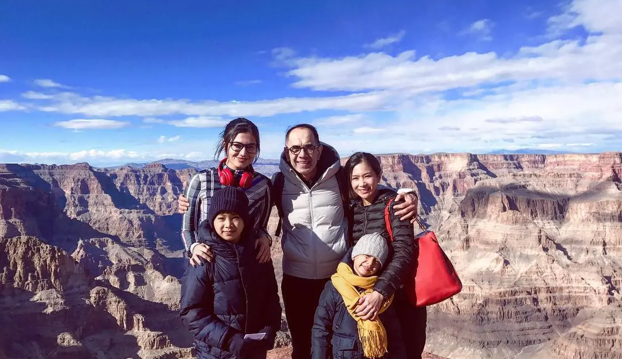 Anak Bunga Zainal dan Kakak Sambungnya (Sumber: Instagram/bungazainal05)