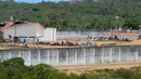 Dua kubu geng narkoba saat berada di penjara Alcacuz, Rio Grande do Norte, Brasil, (17/1). Bentrokan ini berlanjut dari pembantaian beberapa hari lalu yang menewaskan 26 orang. (AFP Photo/Andressa Anholette)