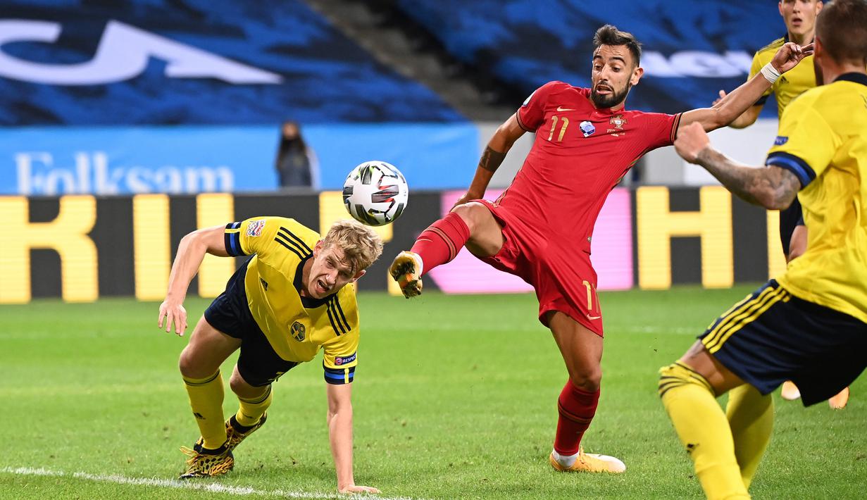 Bek timnas Swedia, Filip Helander (kiri) berebut bola dengan gelandang timnas Portugal, Bruno Fernandes pada laga UEFA Nations League A Group 3 di Friends Arena, Stockholm, Selasa (8/9/2020). Portugal kalahkan Swedia 2-0 lewat sepasang gol yang dicetak Cristiano Ronaldo. (Jonathan NACKSTRAND/AFP)
