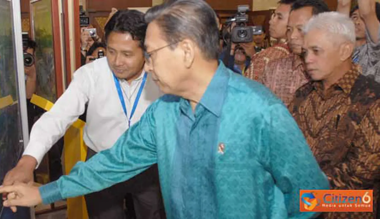 Citizen6, Jakarta: Wapres RI, Boediono beserta Menko Perekonomian, Hatta Rajasa sedang mendapat penjelasan dari Manajer Senior Komunikasi Korporat PLN, Bambang Dwiyanto, tentang program unggulan PLN 2011, di JCC Senayan, Jakarta, Selasa (12/4). (Agus)