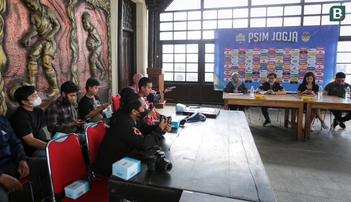 Co-Founder Swap Energi and Smoot Motor, Kevin Phang (kanan kedua) memberikan keterangan saat konferensi pers sponsor PSIM Yogyakarta 2022 di Wisma PSIM Yogyakarta, Sabtu (13/08/2022). (Bola.com/Bagaskara Lazuardi)