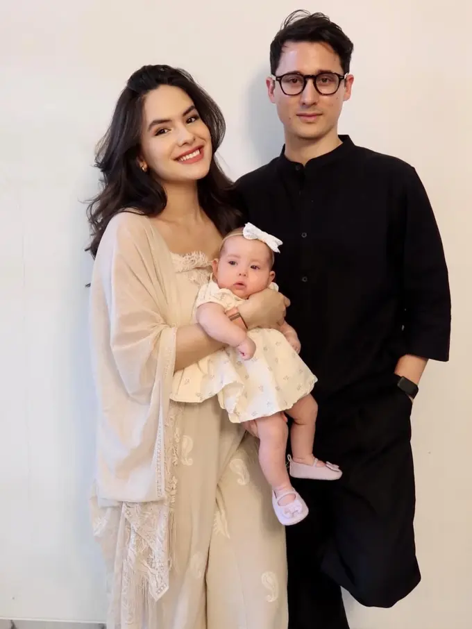 Steffi Zamora di Lebaran 2026 bersama putri dan suaminya. [@steffizamoraaa]