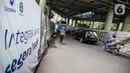 Sejumlah kendaraan melintasi proyek pembangunan jembatan layang atau skybridge untuk integrasi Halte Transjakarta Centrale Stichting Wederopbouw (CSW) di Stasiun MRT Asean, Jakarta, Selasa (19/1/2021). Proyek pembangunan Skybridge CSW terpantau sepi aktivitas. (Liputan6.com/Faizal Fanani)