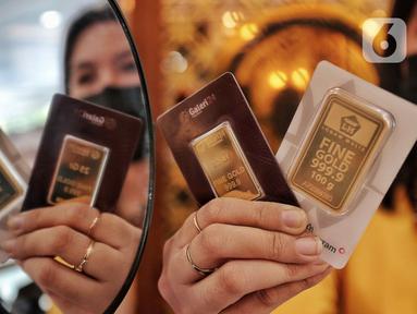 Pegawai menunjukan emas batangan di Galeri 24, Jakarta, Selasa (13/9/2022). Harga emas Antam dipatok dengan harga Rp 950.000 per gram. (Liputan6.com/Angga Yuniar)