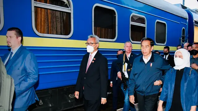 Presiden Jokowi dan ibu negara Iriana berangkat ke Kiev, Ukraina lewat Przemysl, Polandia menggunakan kereta luar biasa. (Foto: Biro Pers Sekretariat Presiden)