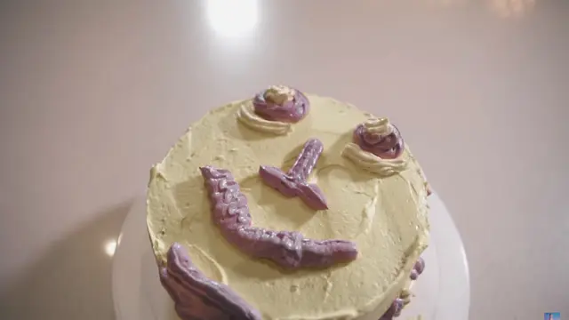 Cerita Christie yang Beri Tantangan kepada Ariel NOAH untuk Merias Kue. (YouTube Christie OFCL)