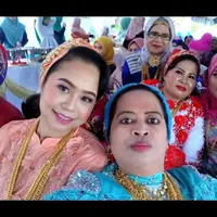 Menghadiri acara resepsi pernikahan satu keluarga ini langsung viral, bukan karena apa-apa, tapi lihat saja perhiasan yang mereka kenakan. (Foto: Facebook)