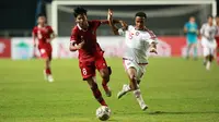 Penyerang Timnas Indonesia U-17, Arkhan Kaka (kiri)&nbsp;berusaha melewati hadangan pemain Timnas Uni Emirat&nbsp;Arab U-17 di laga Grup B Kualifikasi Piala Asia U-17 2023 yang berlangsung di Stadion Pakansari, Bogor, Rabu (5/10/2022) (Bola.com/M Iqbal Ichsan)