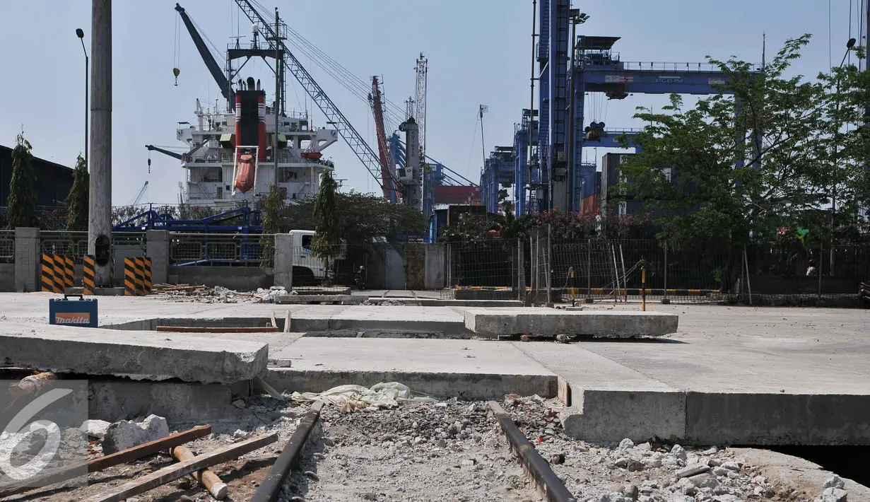 Kondisi rel kereta utama pelabuhan menuju bongkar muat tertutup beton di Pelabuhan Tanjung Priok, Jakarta, Jumat (11/9/2015). Penutupan jalur kereta membuat tidak efisiensi waktu bongkar pasang serta menambah kemacetan. (Liputan6.com/Gempur M Surya)